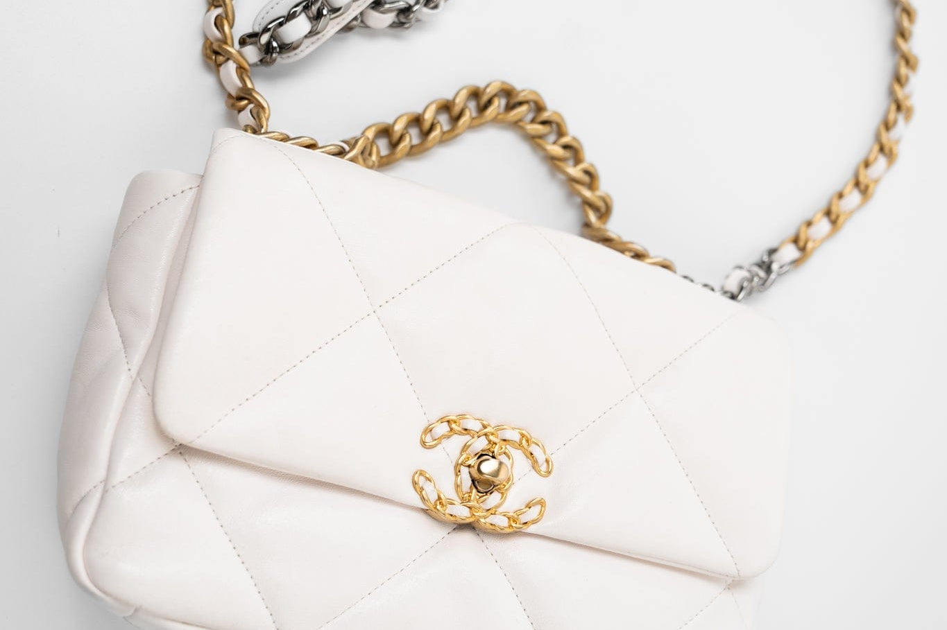 CHANEL Handbag White 21p White 19 Lambskin Quilted 19 Flap Small -Knockoff
