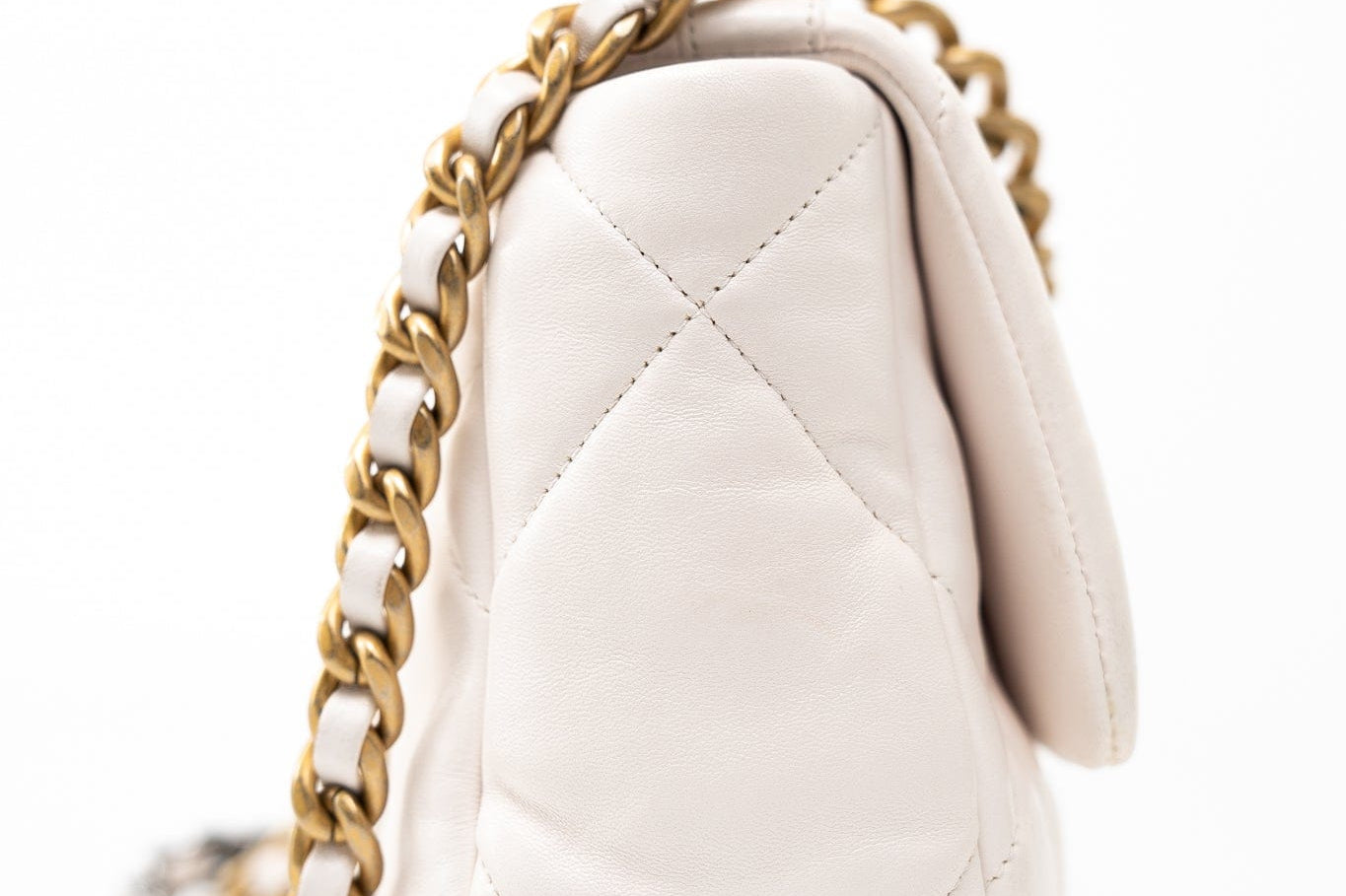 CHANEL Handbag White 21p White 19 Lambskin Quilted 19 Flap Small -Knockoff
