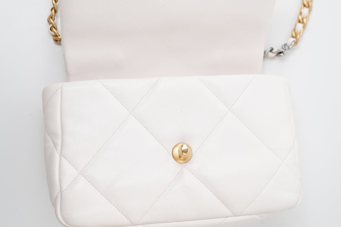 CHANEL Handbag White 21p White 19 Lambskin Quilted 19 Flap Small -Knockoff
