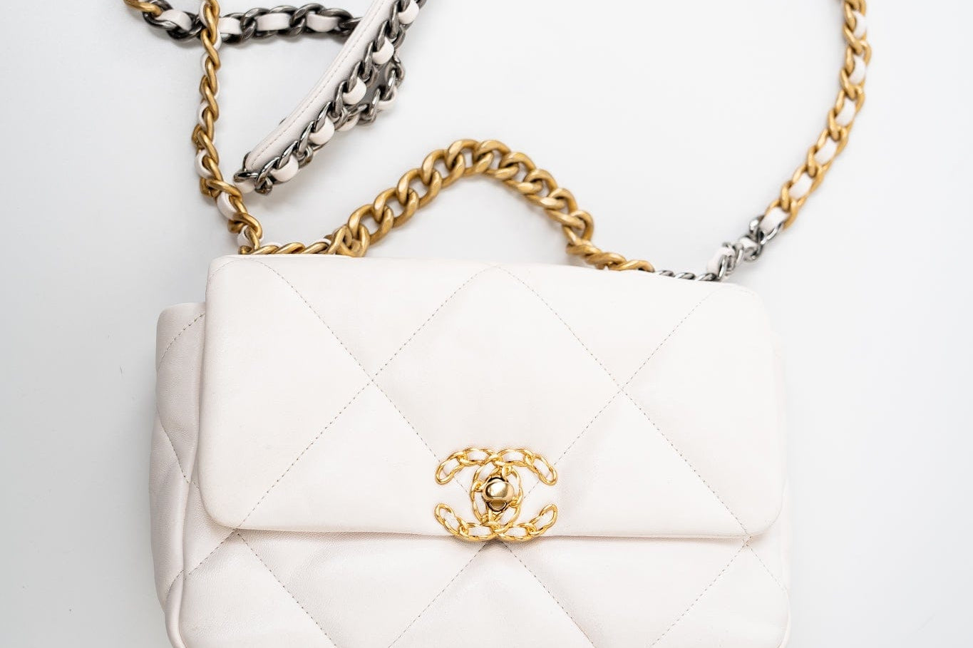 CHANEL Handbag White 21p White 19 Lambskin Quilted 19 Flap Small -Knockoff
