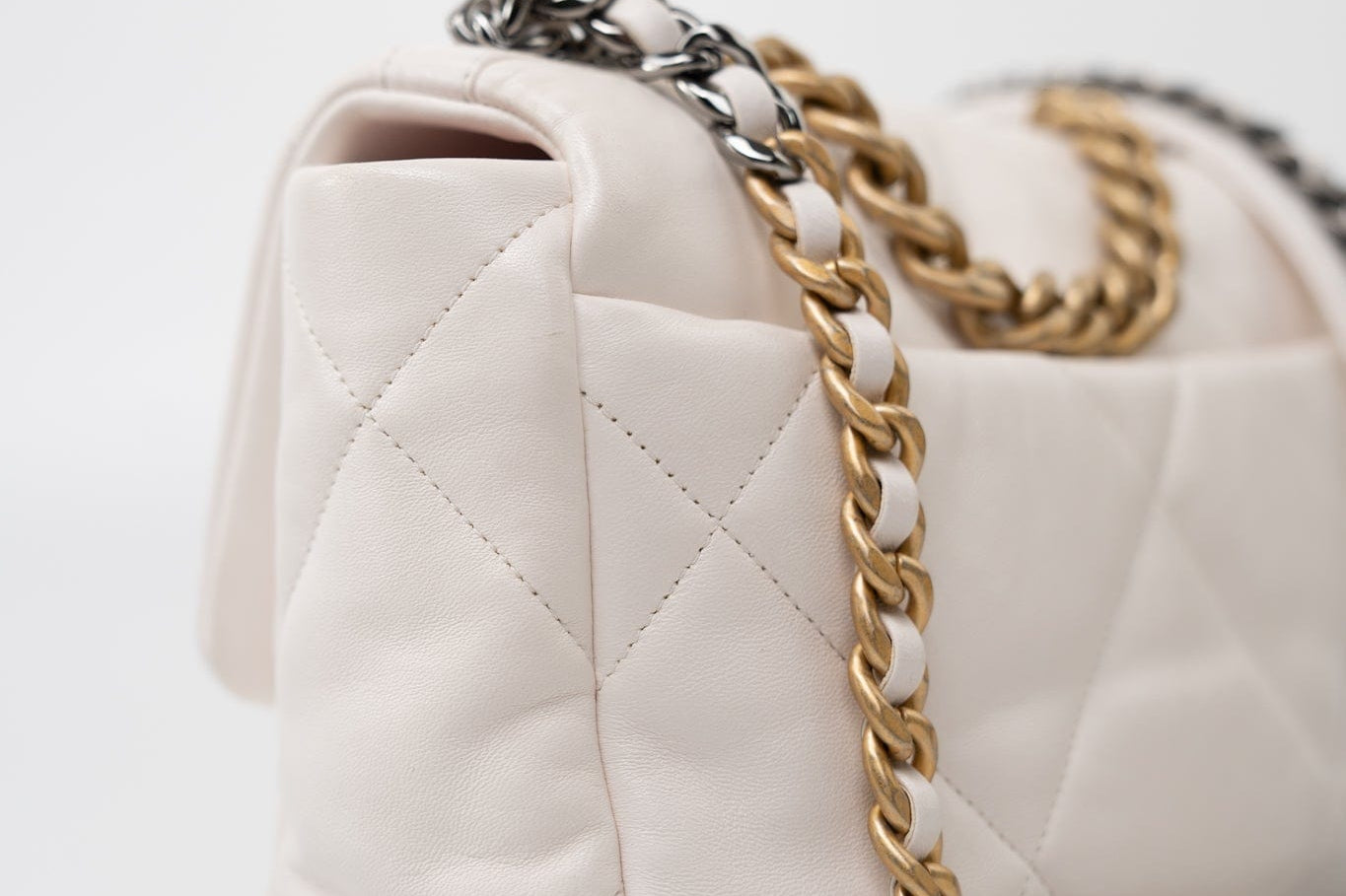 CHANEL Handbag White 21p White 19 Lambskin Quilted 19 Flap Small -Knockoff
