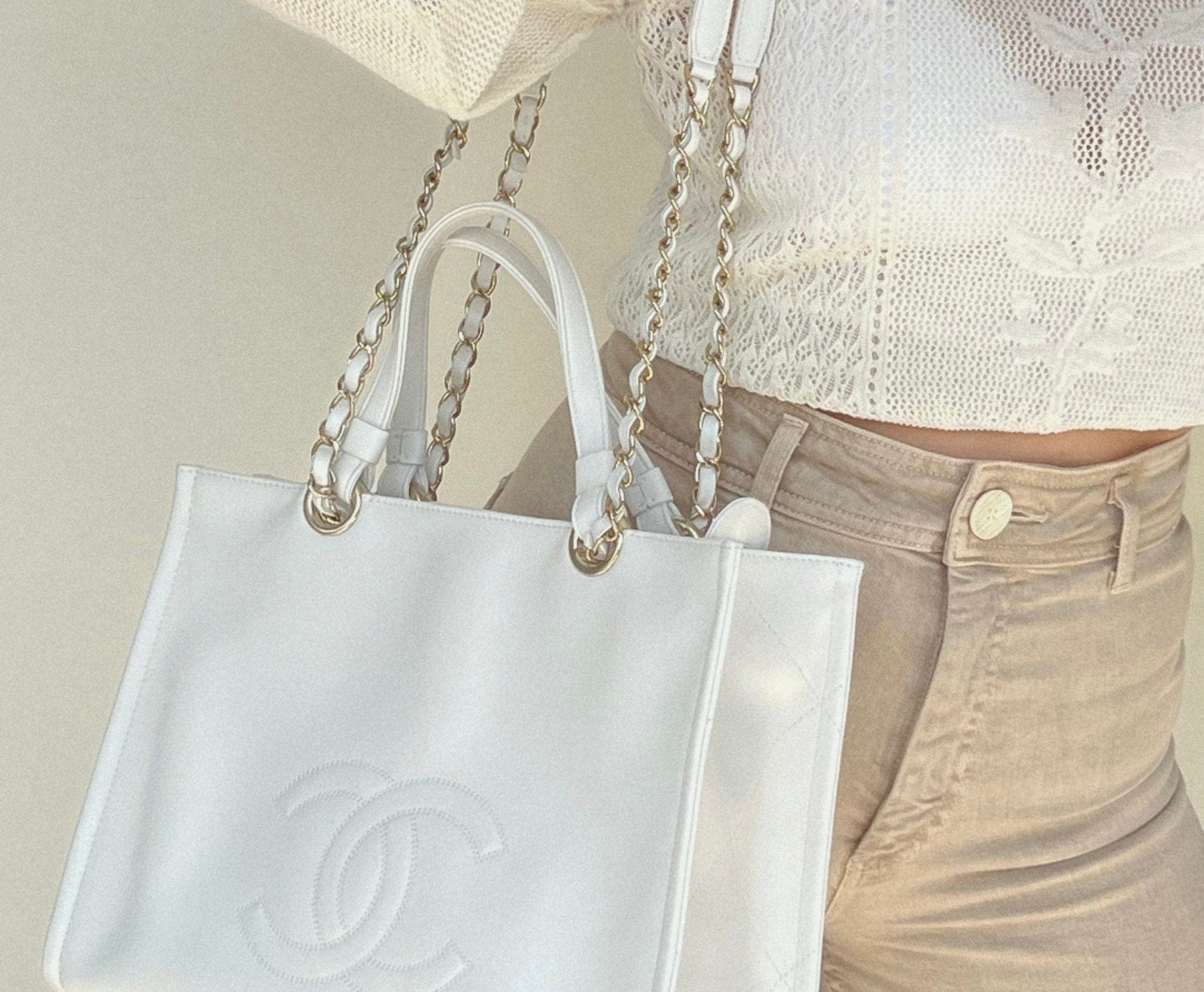 CHANEL Handbag White Chanel 22P Small White Zipped Shopping Bag -Knockoff
