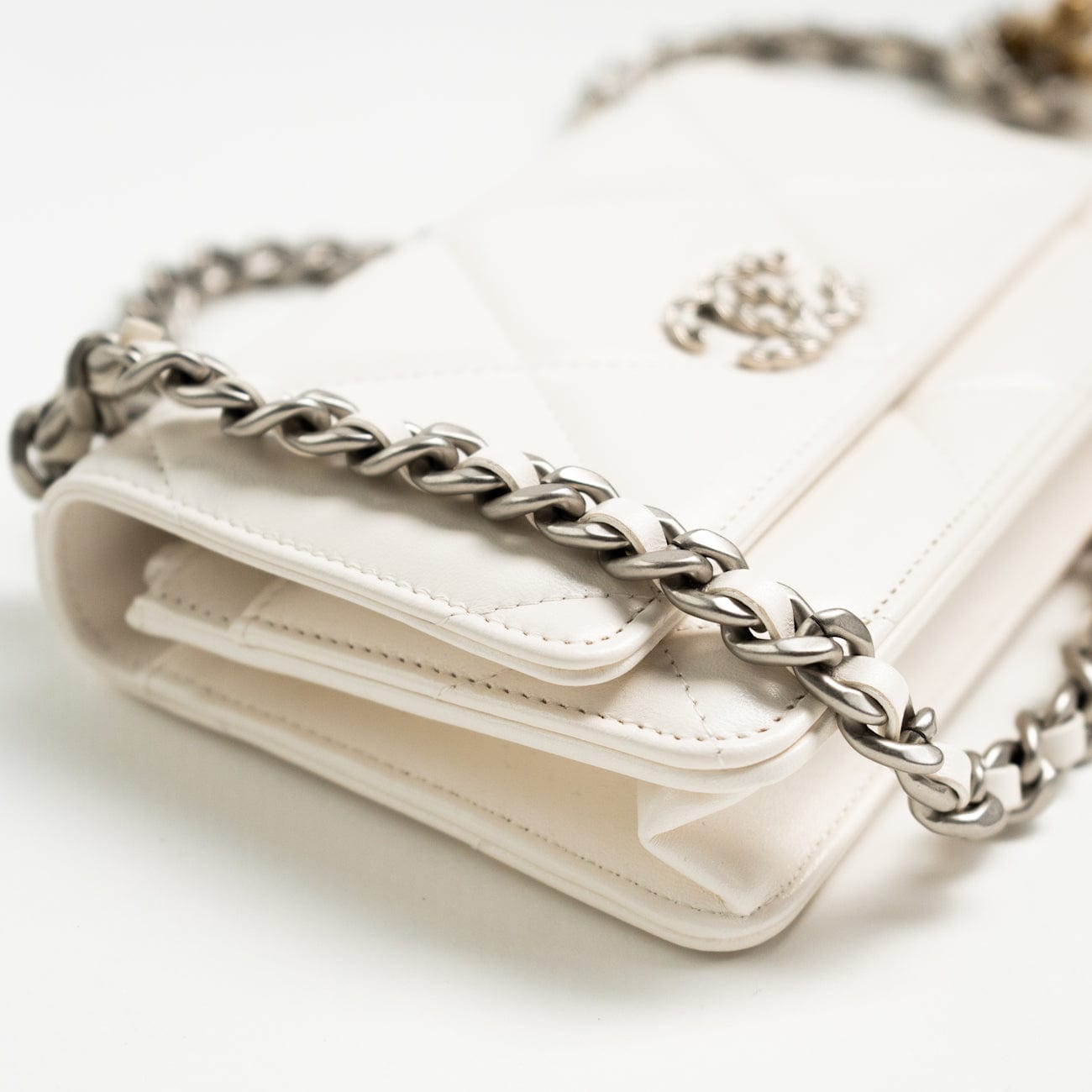 CHANEL Handbag White Lambskin Quilted 19 Wallet on Chain (WOC) -Knockoff
