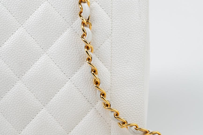 CHANEL Handbag White Vintage White Caviar Quilted Medium Diana Flap GHW -Knockoff
