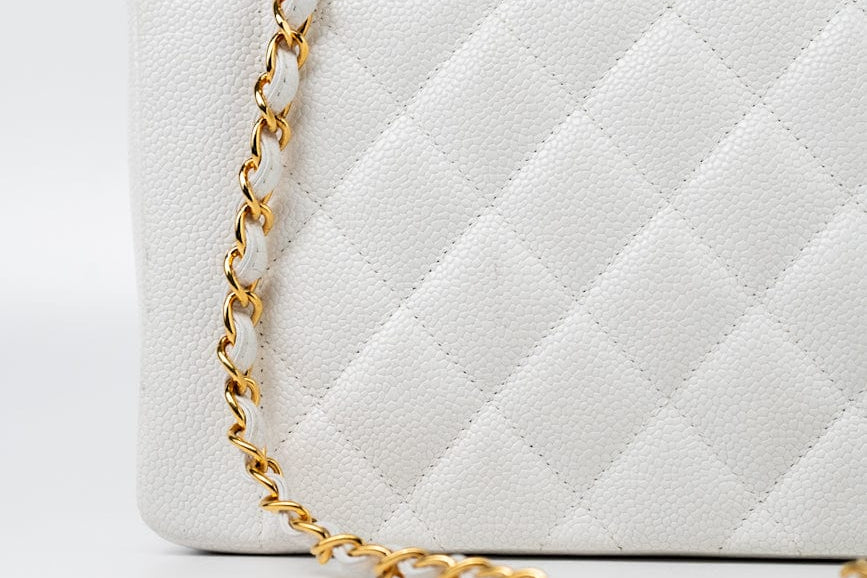 CHANEL Handbag White Vintage White Caviar Quilted Medium Diana Flap GHW -Knockoff
