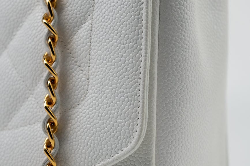 CHANEL Handbag White Vintage White Caviar Quilted Medium Diana Flap GHW -Knockoff
