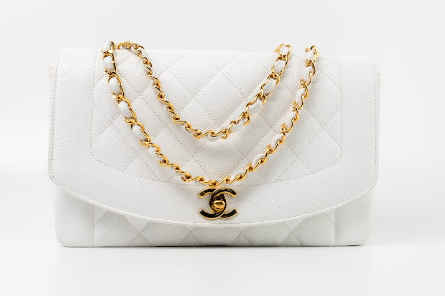 CHANEL Handbag White Vintage White Caviar Quilted Medium Diana Flap GHW -Knockoff
