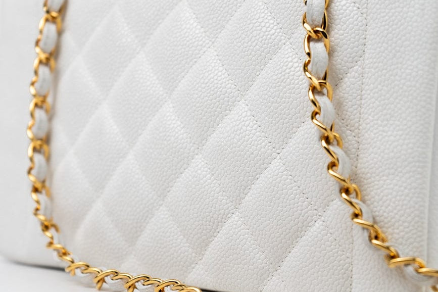 CHANEL Handbag White Vintage White Caviar Quilted Medium Diana Flap GHW -Knockoff
