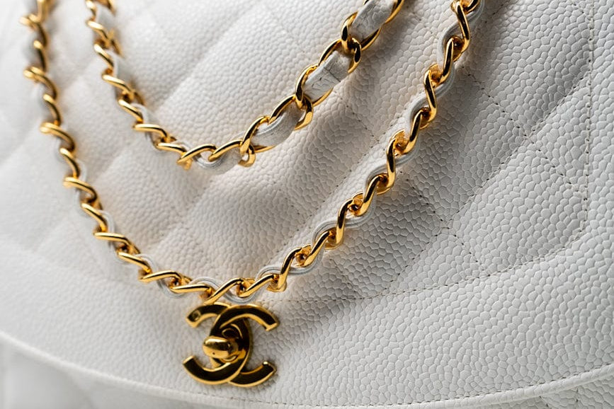 CHANEL Handbag White Vintage White Caviar Quilted Medium Diana Flap GHW -Knockoff
