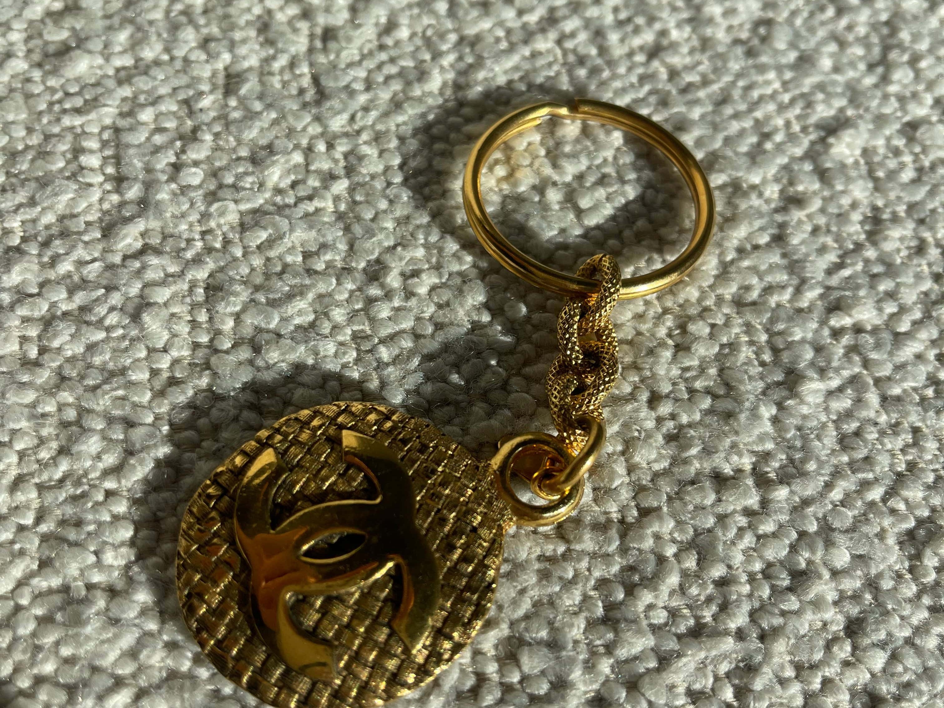 CHANEL Key Holder Gold Chanel Vintage Gold-tone Metal Round Coco Mark Charm Keyholder -Knockoff
