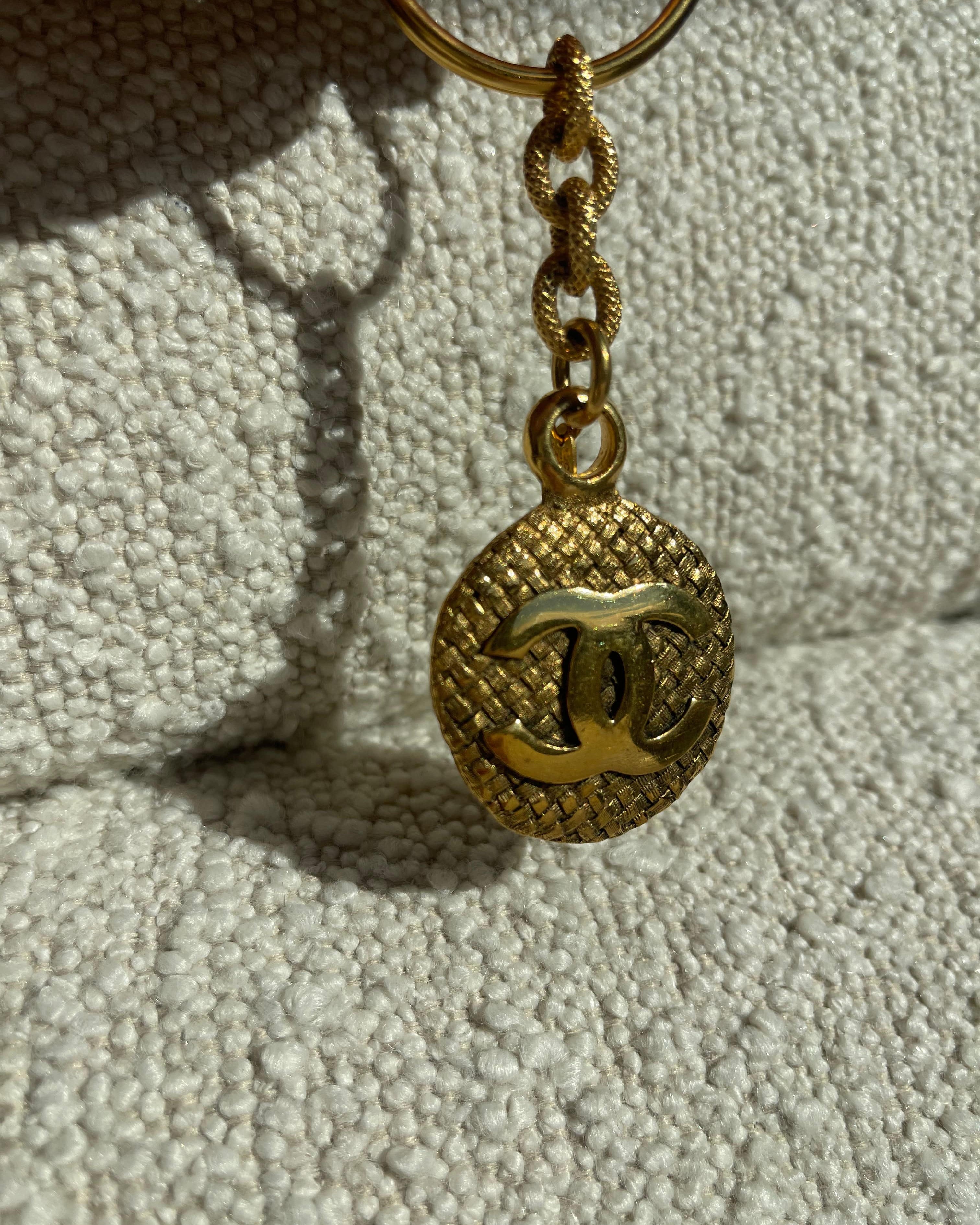 CHANEL Key Holder Gold Chanel Vintage Gold-tone Metal Round Coco Mark Charm Keyholder -Knockoff
