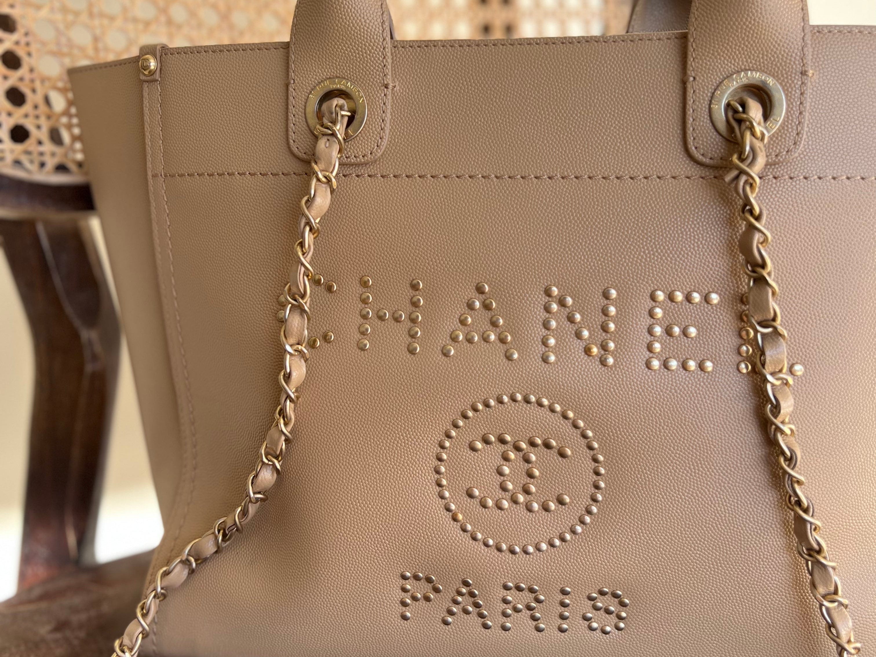 CHANEL Tote CHANEL LIGHT BEIGE MEDIUM DEAUVILLE SHOPPING TOTE STUDDED AGED HARDWARE -Knockoff
