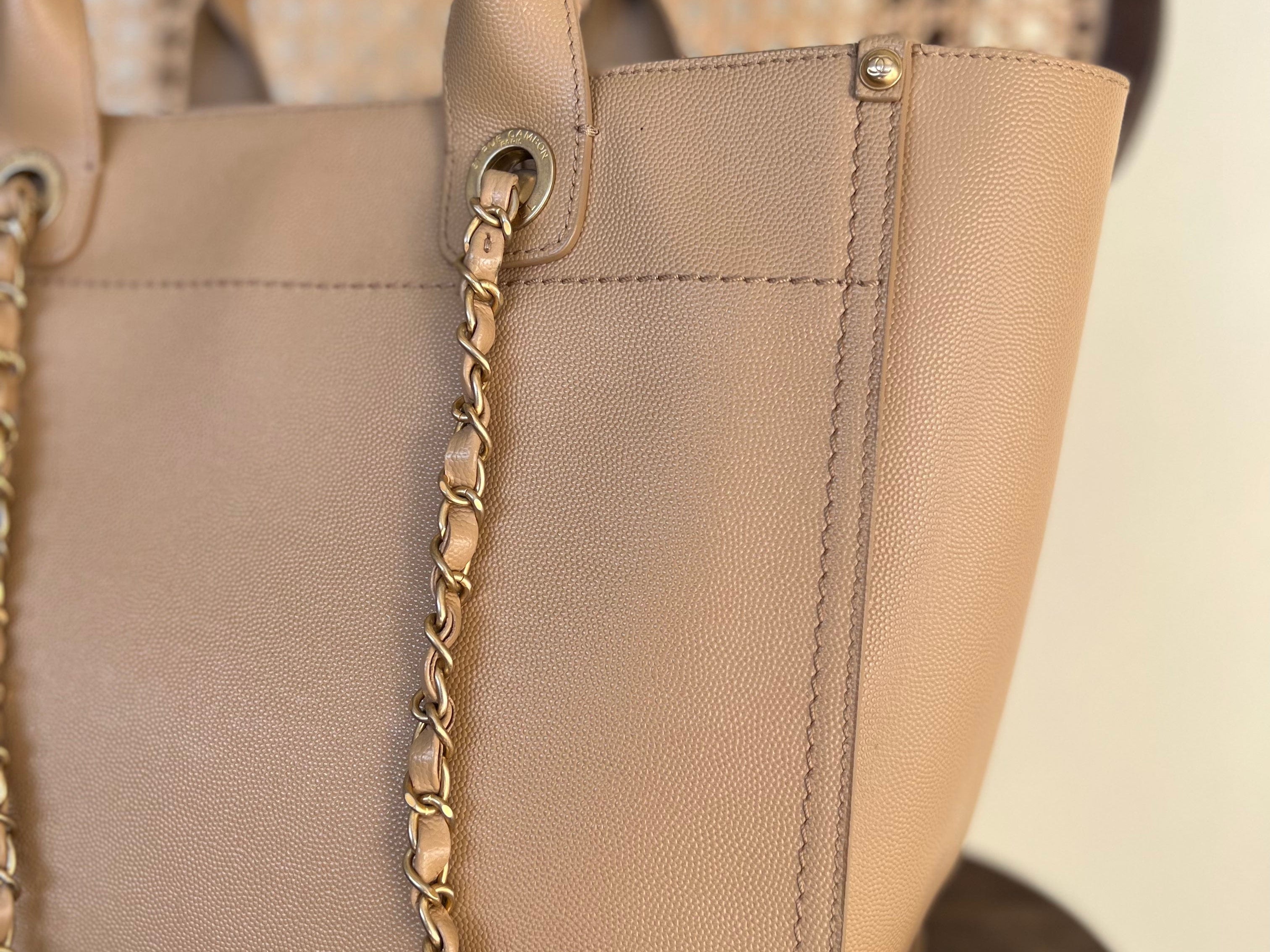 CHANEL Tote CHANEL LIGHT BEIGE MEDIUM DEAUVILLE SHOPPING TOTE STUDDED AGED HARDWARE -Knockoff
