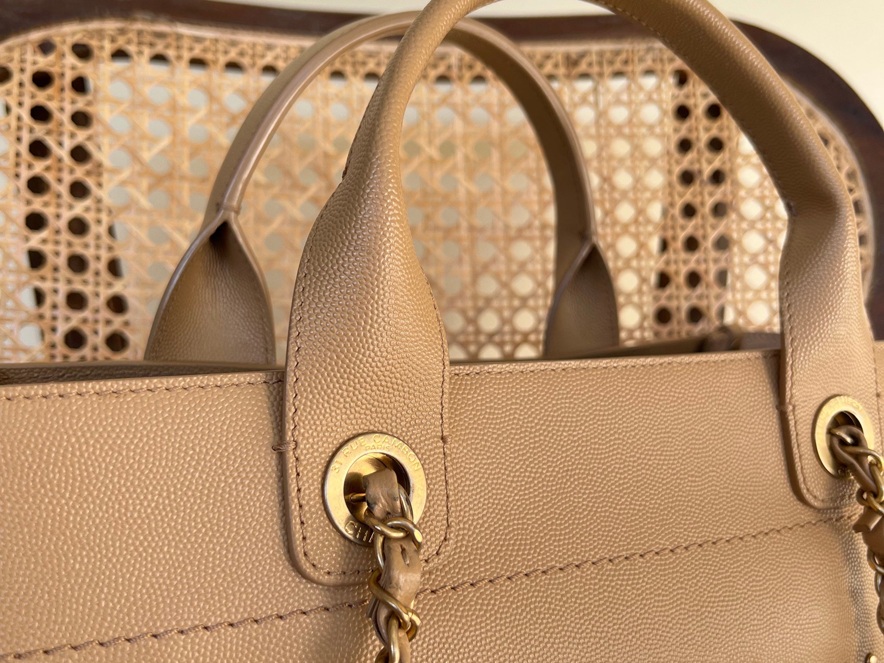 CHANEL Tote CHANEL LIGHT BEIGE MEDIUM DEAUVILLE SHOPPING TOTE STUDDED AGED HARDWARE -Knockoff
