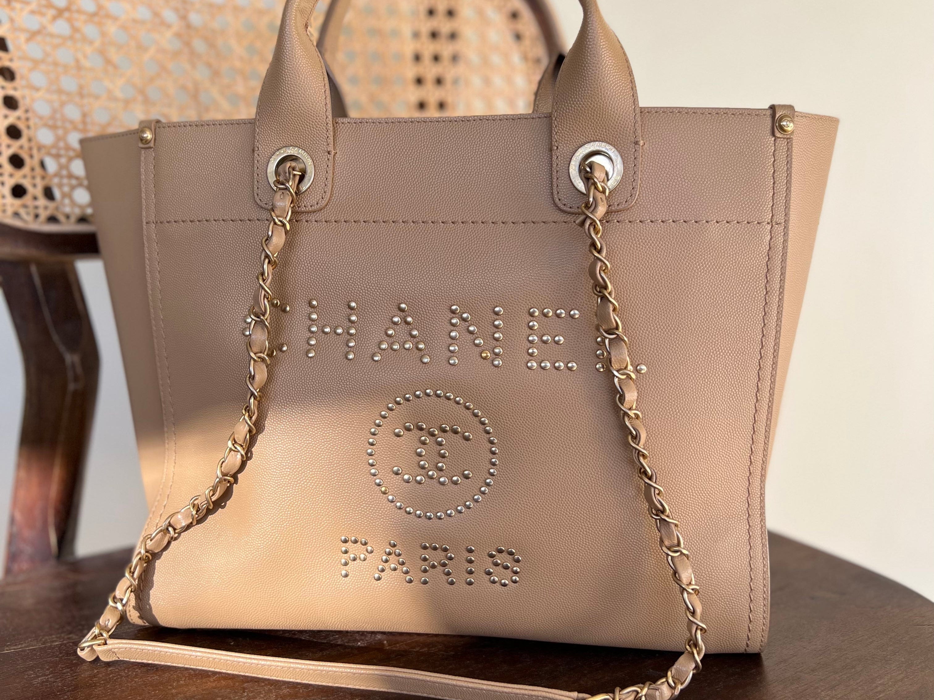 CHANEL Tote CHANEL LIGHT BEIGE MEDIUM DEAUVILLE SHOPPING TOTE STUDDED AGED HARDWARE -Knockoff
