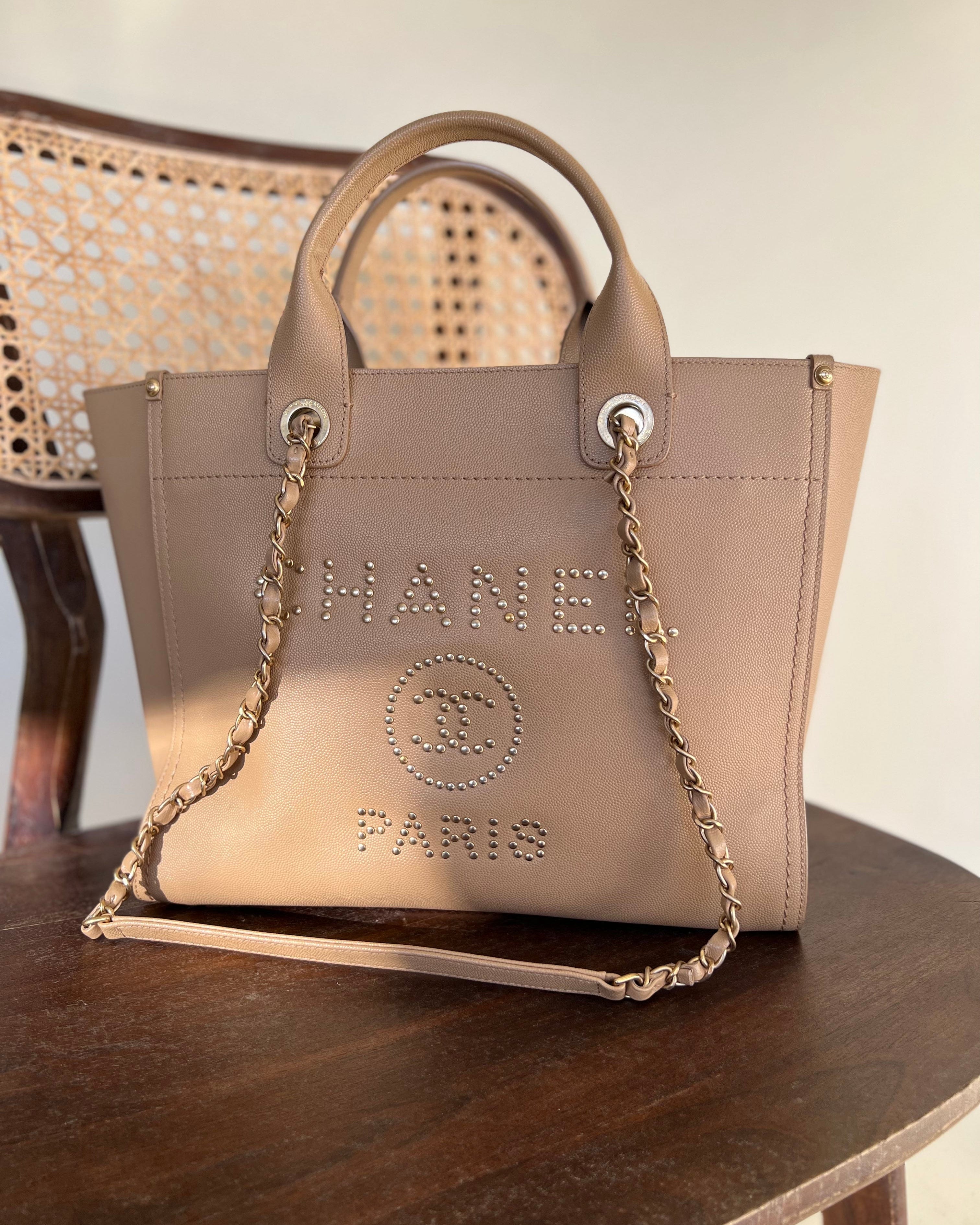 CHANEL Tote CHANEL LIGHT BEIGE MEDIUM DEAUVILLE SHOPPING TOTE STUDDED AGED HARDWARE -Knockoff
