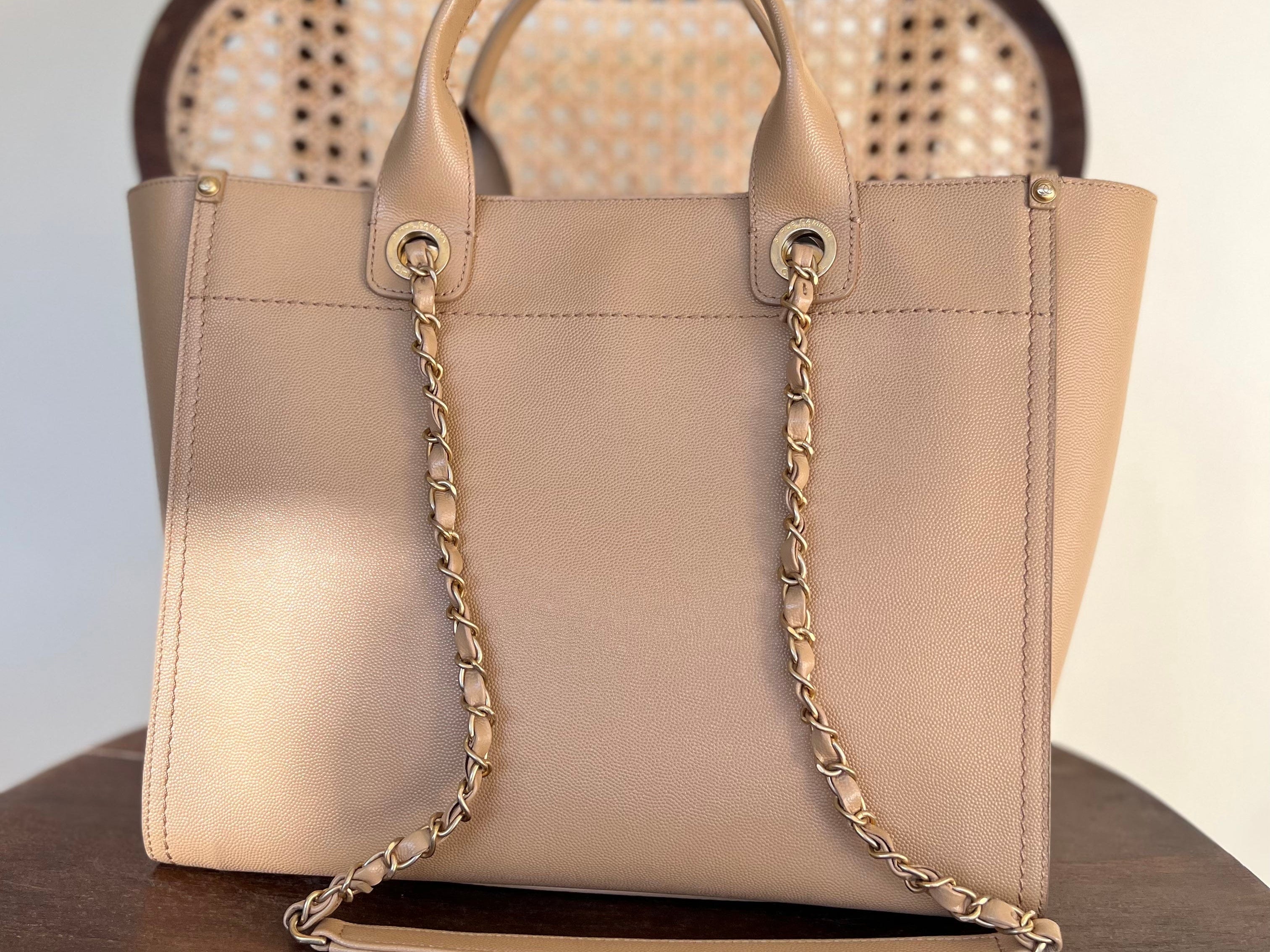 CHANEL Tote CHANEL LIGHT BEIGE MEDIUM DEAUVILLE SHOPPING TOTE STUDDED AGED HARDWARE -Knockoff
