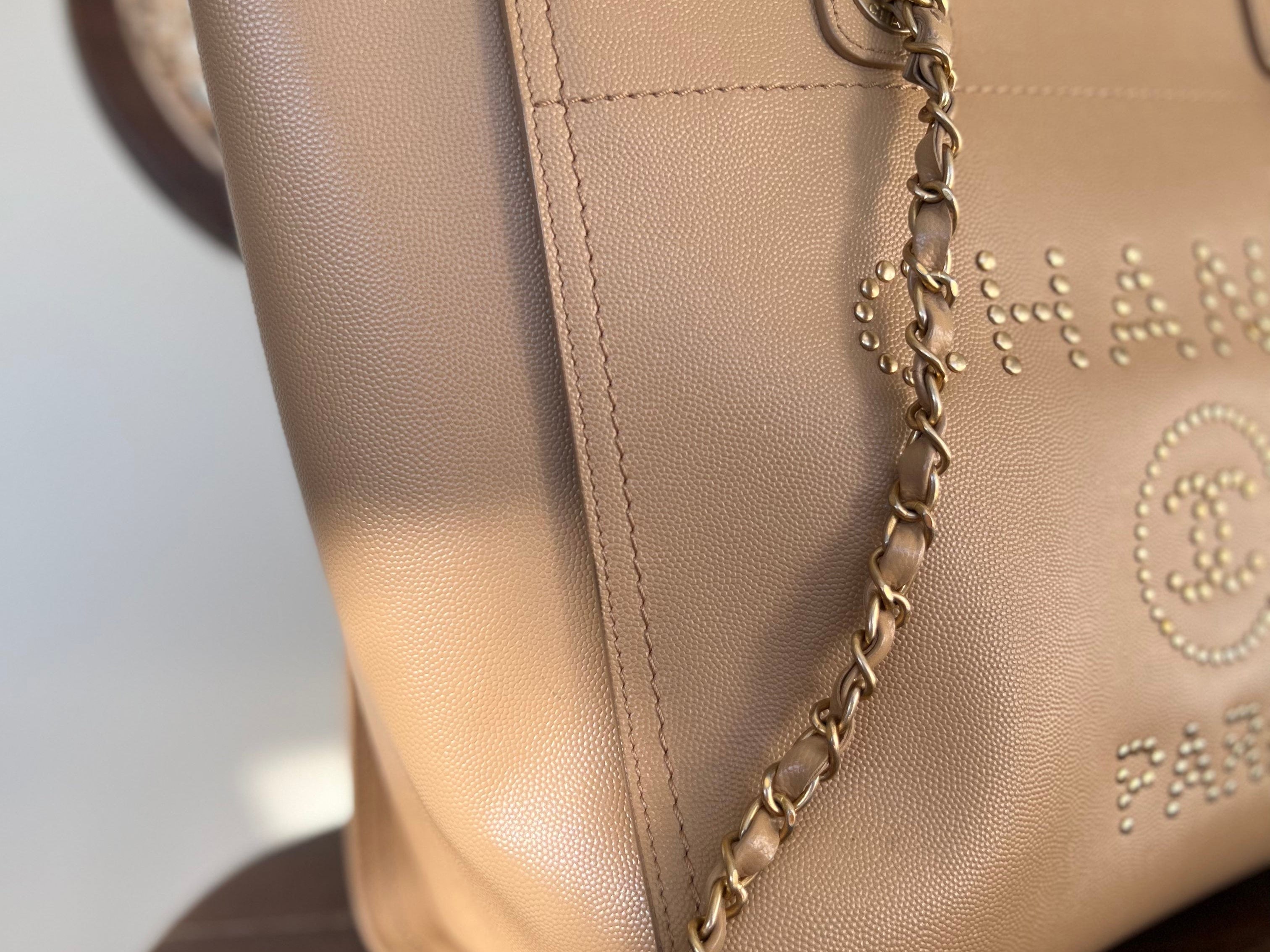 CHANEL Tote CHANEL LIGHT BEIGE MEDIUM DEAUVILLE SHOPPING TOTE STUDDED AGED HARDWARE -Knockoff
