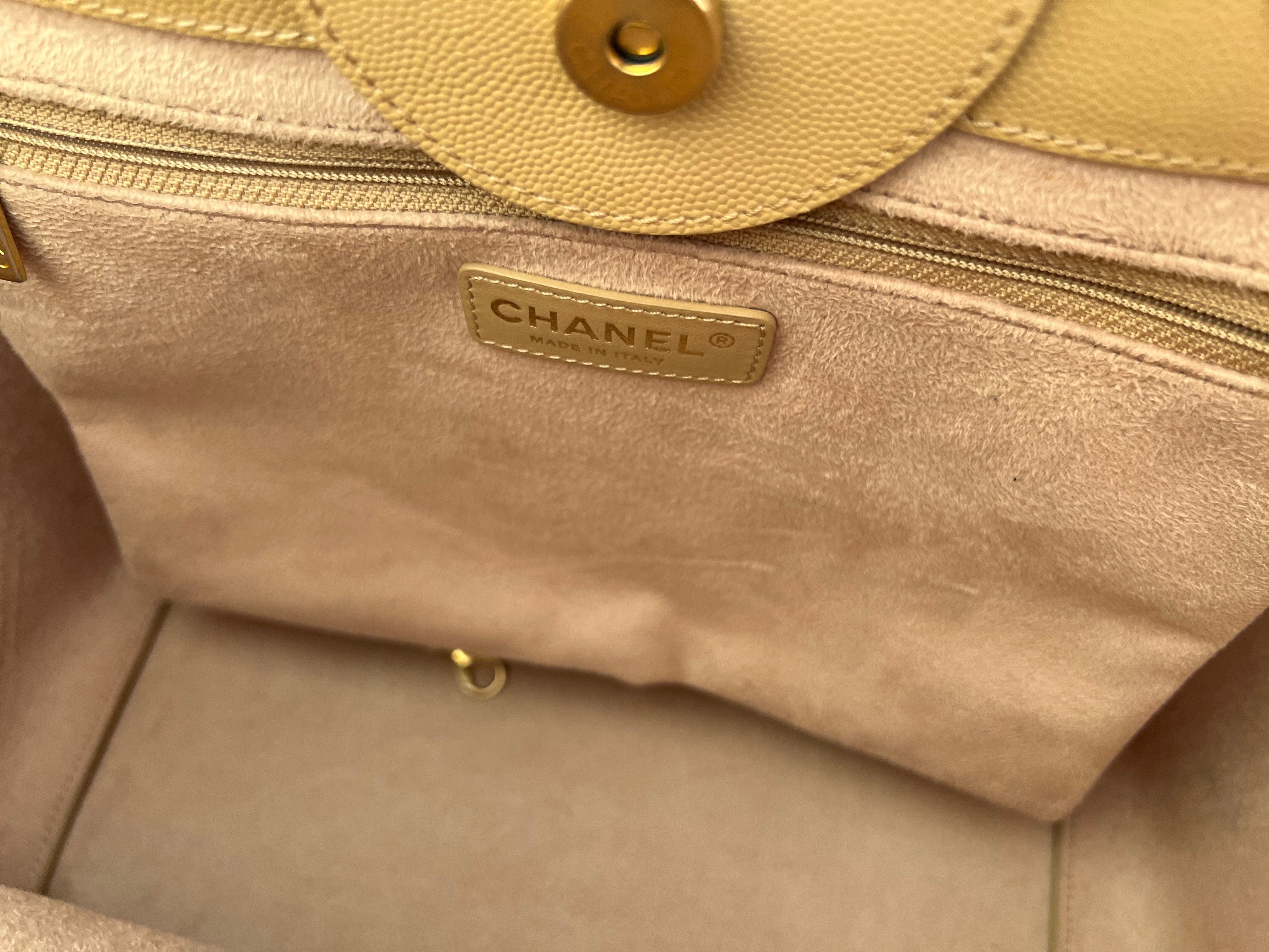 CHANEL Tote CHANEL LIGHT BEIGE MEDIUM DEAUVILLE SHOPPING TOTE STUDDED AGED HARDWARE -Knockoff
