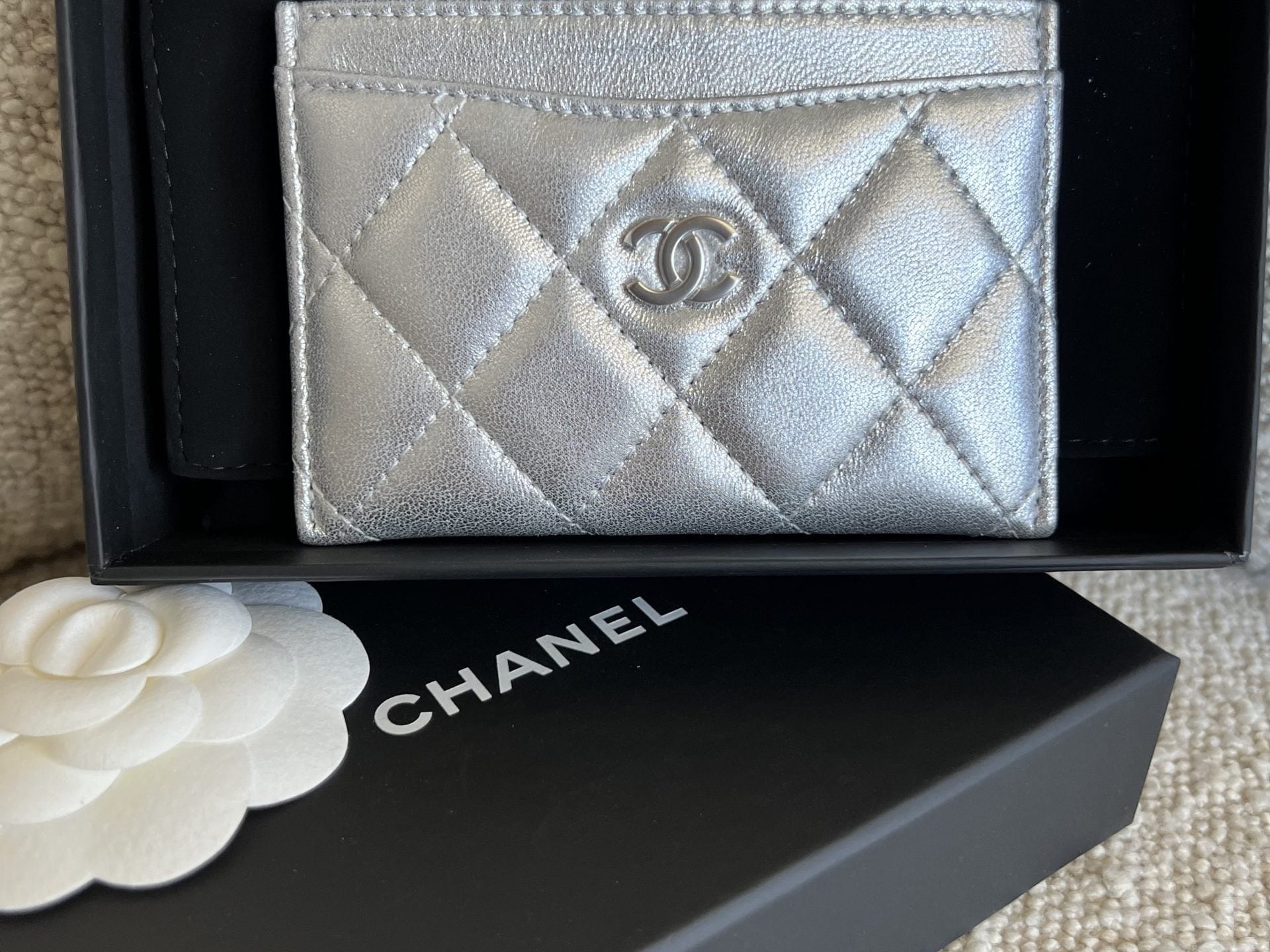 CHANEL Wallet 22P Metallic Silver Lambskin Quilted Card Holder SHW -Knockoff
