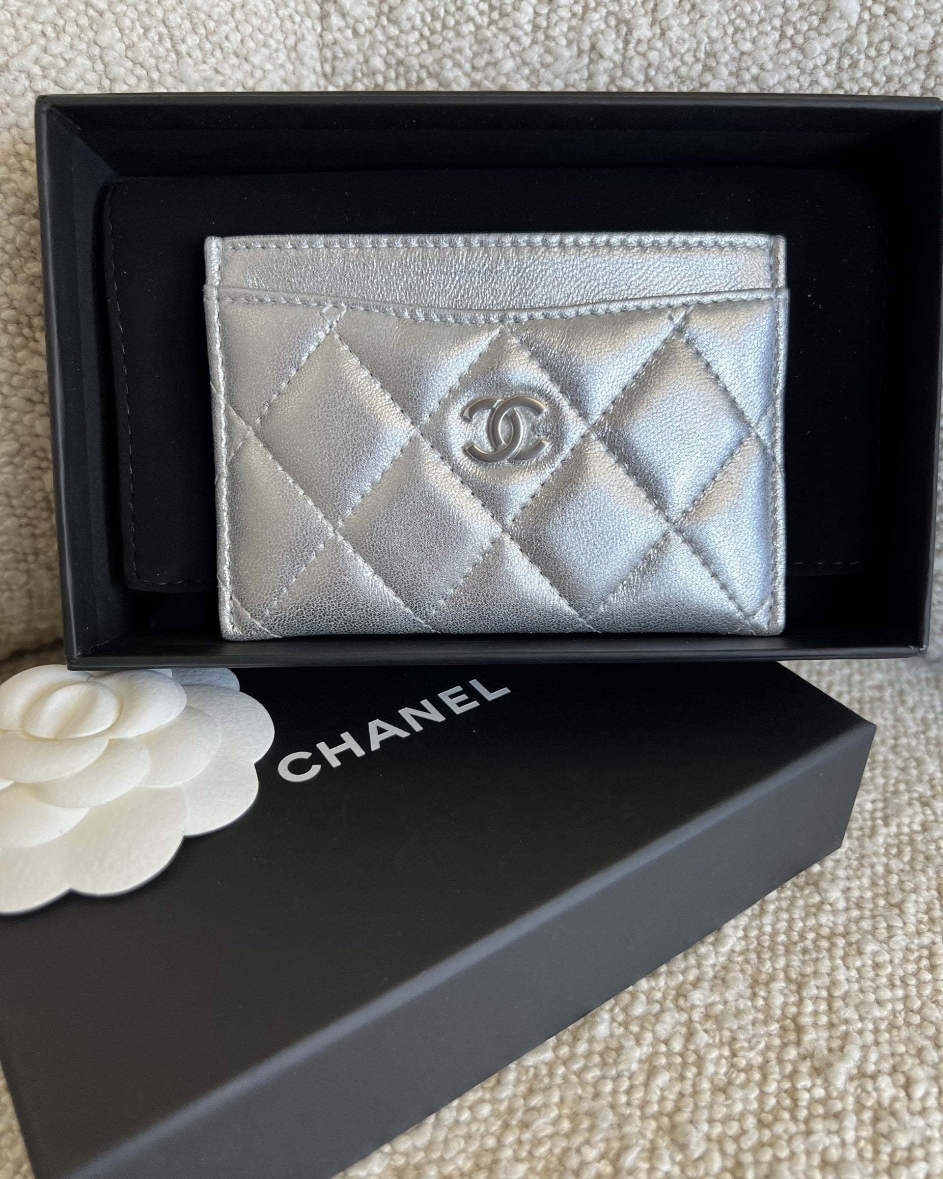 CHANEL Wallet 22P Metallic Silver Lambskin Quilted Card Holder SHW -Knockoff
