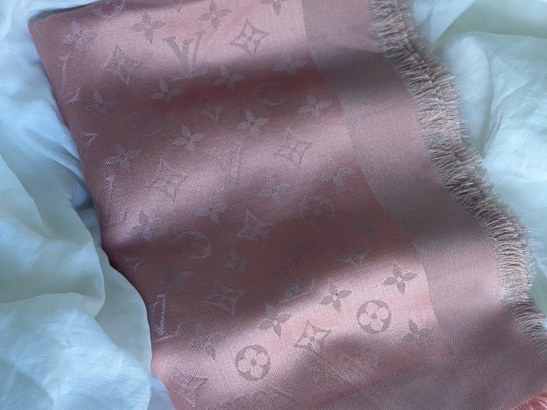 Louis Vuitton Shawl MONOGRAM SHINE SHAWL VELVET ROSE (M70805) -Knockoff
