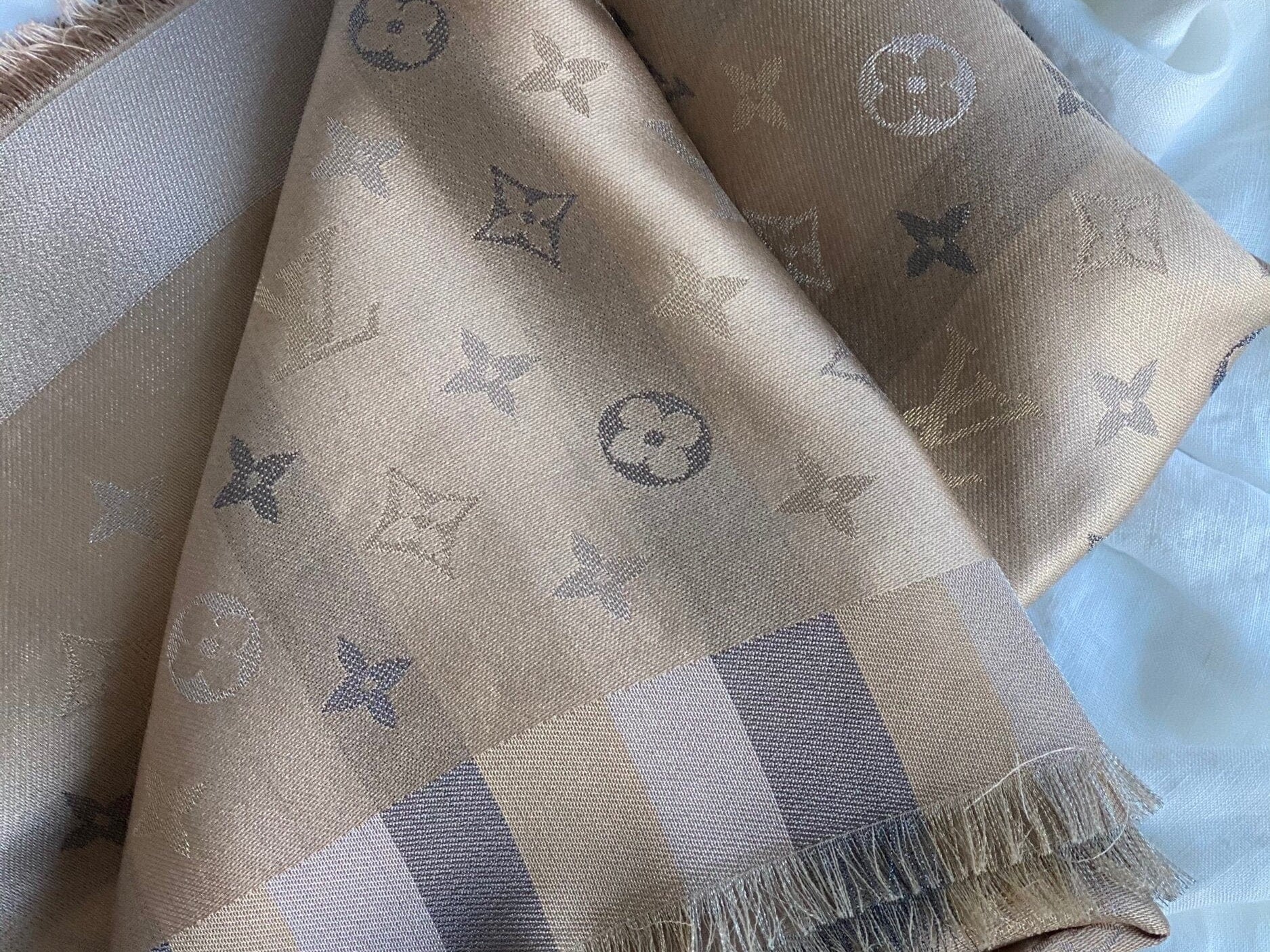 Louis Vuitton Shawl SO SHINE MONOGRAM SHAWL BEIGE (M76337) -Knockoff
